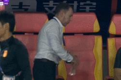 关于波尔图场边指挥情绪激动，莱比锡队员怒摔水瓶的信息